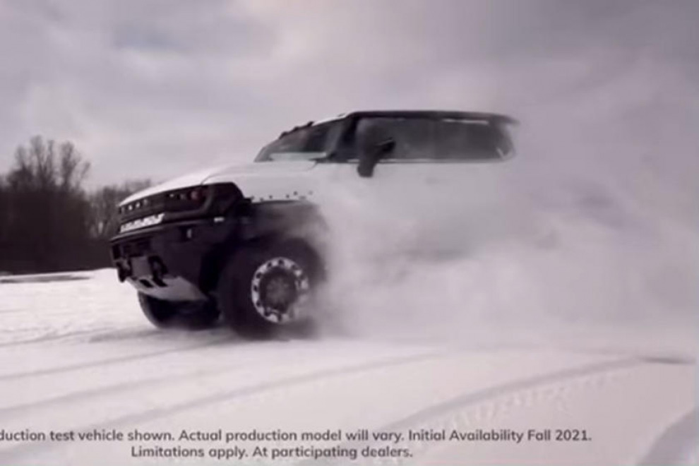 Крабовый режим помогает Hummer EV двигаться сквозь снег (видео)