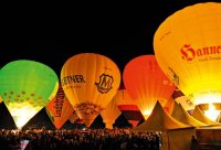 Фестиваль воздушных шаров – красивейшее зрелище! Но и здесь не обойтись без внедорожников