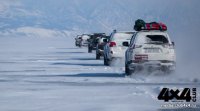 Экстремальная поездка на автомобилях по замерзшему Байкалу