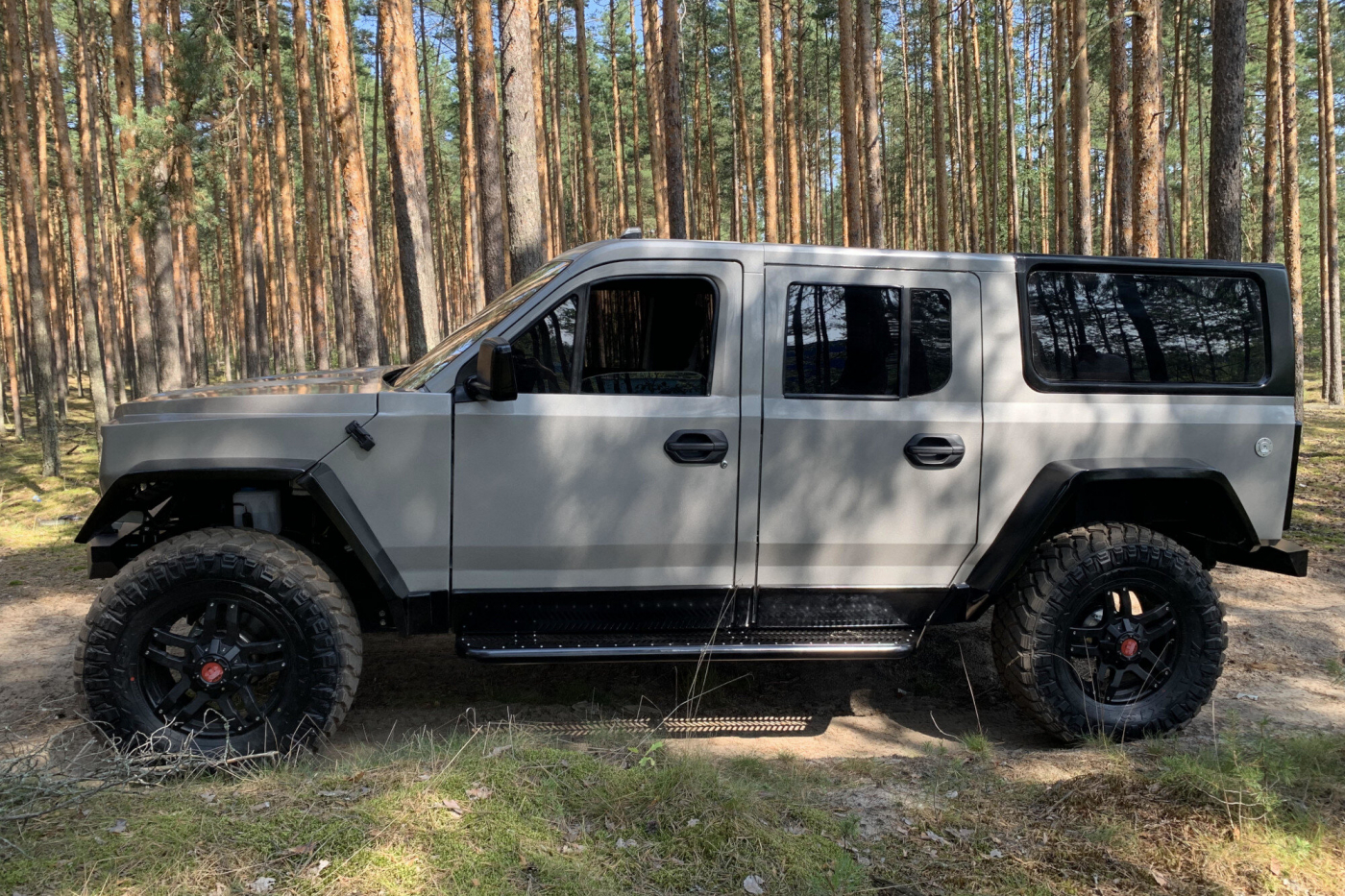 Новый внедорожник похож одновременно на Hummer, Jeep и «Тигр».