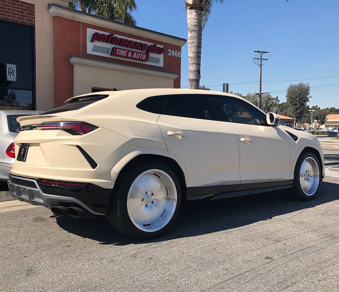 Тупой, ещё тупее». Ким Кардашьян покрыла Lamborghini Urus тканью букле —  Журнал «4х4 Club»