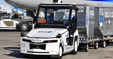 В японском аэропорту появились беспилотные малыши – электромеханические тягачи Toyota