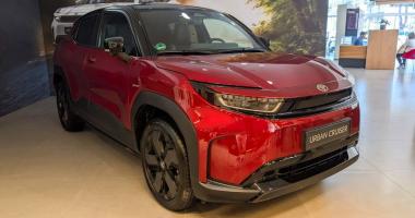 За дерзким дизайном Land Cruiser маленькая Toyota скрывает корни Suzuki 