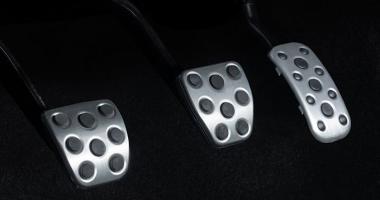 Женщина пыталась угнать пикап, но не поняла зачем ему третья педаль