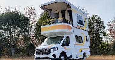 Китайский двухэтажный дом на колёсах: Ford Transit с террасой на крыше