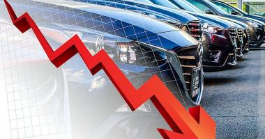 Поставки новых автомобилей в РФ в первой половине 2025-го упали на 63%