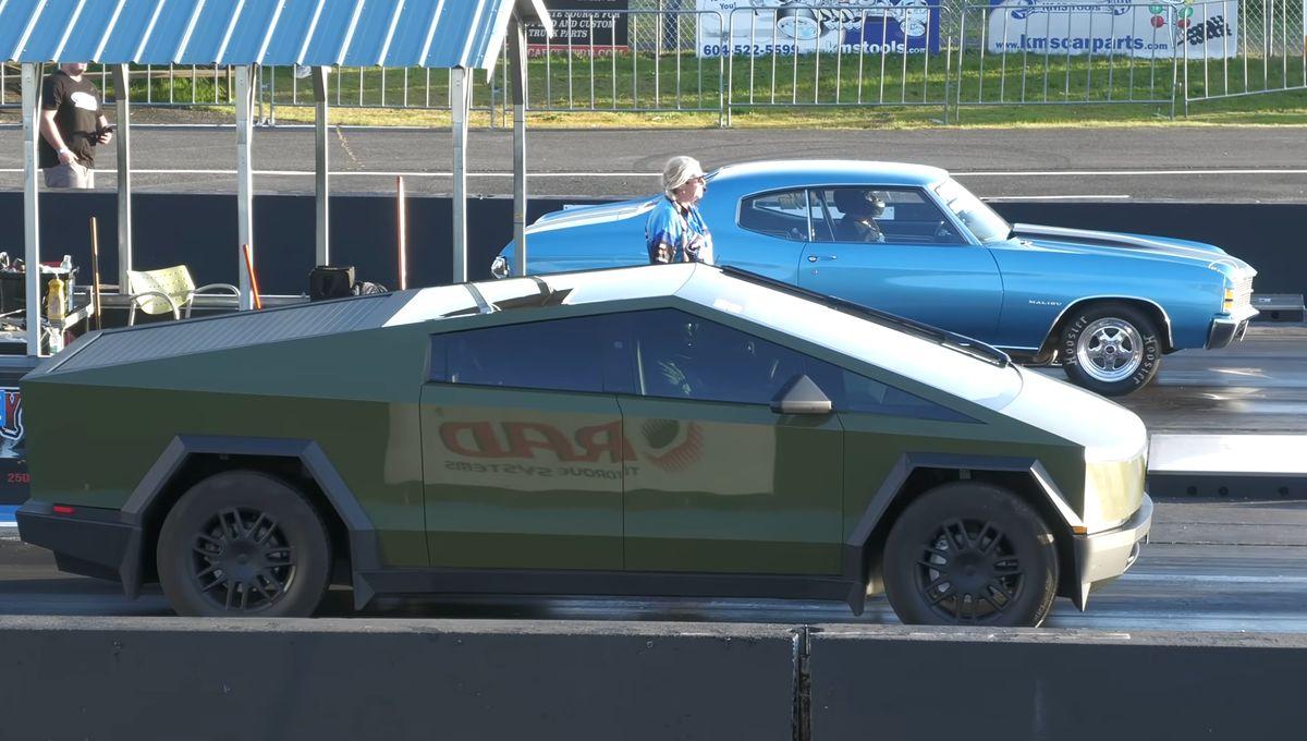 Пикап из будущего задумался на старте. Chevrolet Chevelle 1970 года унизил Cybertruck