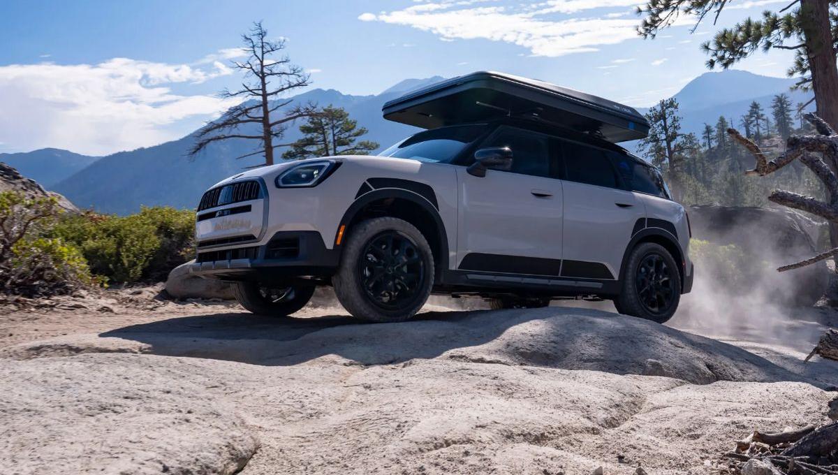 MINI Countryman вышел в брутальной версии Untamed, с лифтом и АТ-шинами