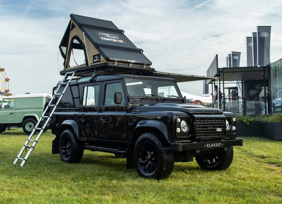 Land Rover не хочет расставаться со старым Defender и поддерживает его новой экипировкой