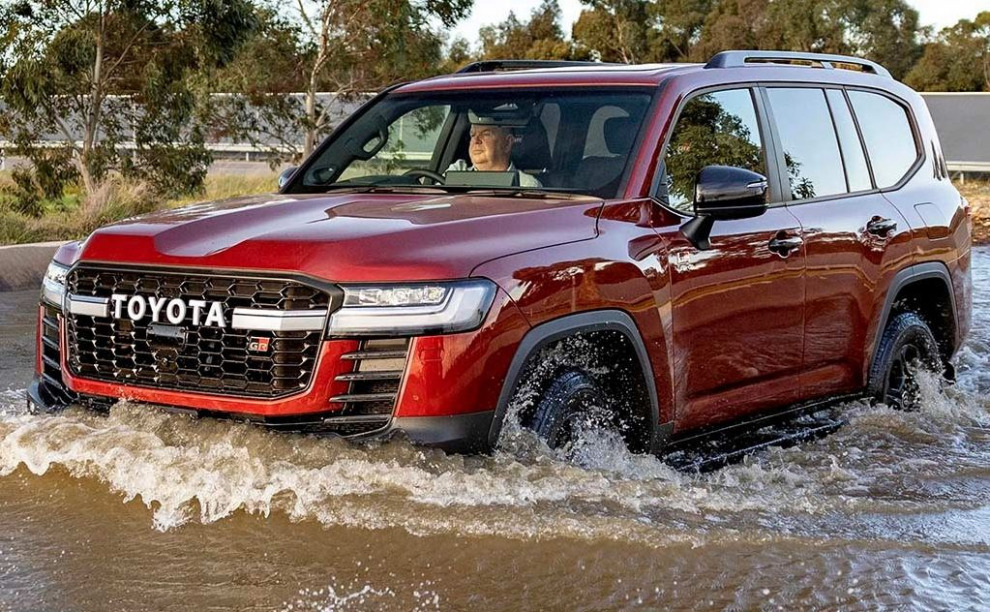 Легенда обновляется: Land Cruiser 300 стал гибридом