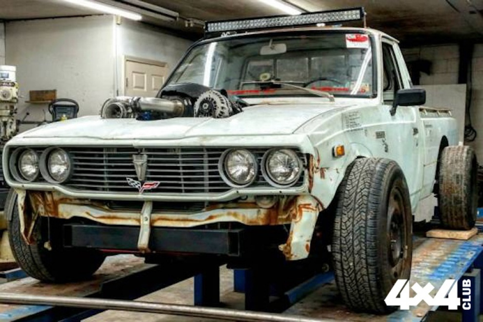 Американец превратил 40-летний пикап Toyota в хот-род с V8