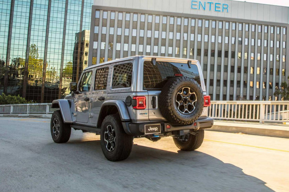 Бледно-голубая точка. Эпичный видеоролик гибридного Jeep Wrangler 4хе