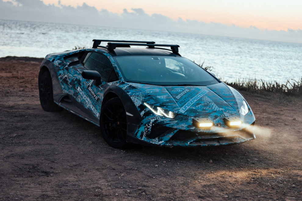 Lamborghini Huracan Sterrato штурмует бездорожье (видео)