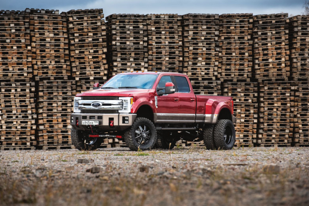 В мире гигантов. Ford F350 CustomTruck