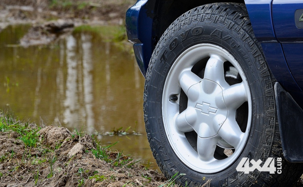 По грязи на резине AT, используя рисунок протектора, оптимальное давление и правильные действия водителя