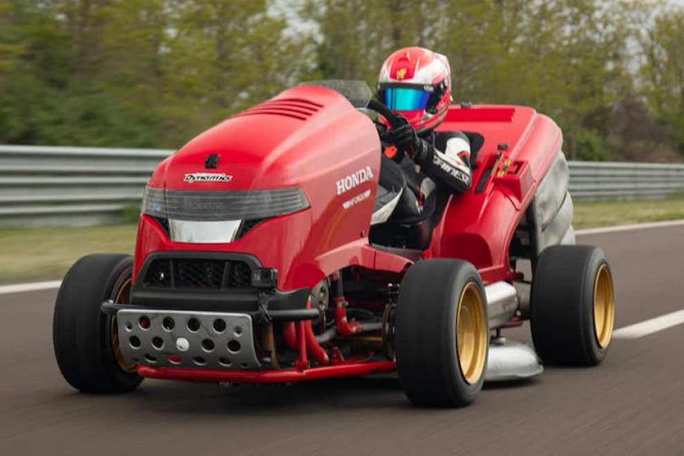 Новая газонокосилка Honda полностью изменит способ зарядки электромобилей