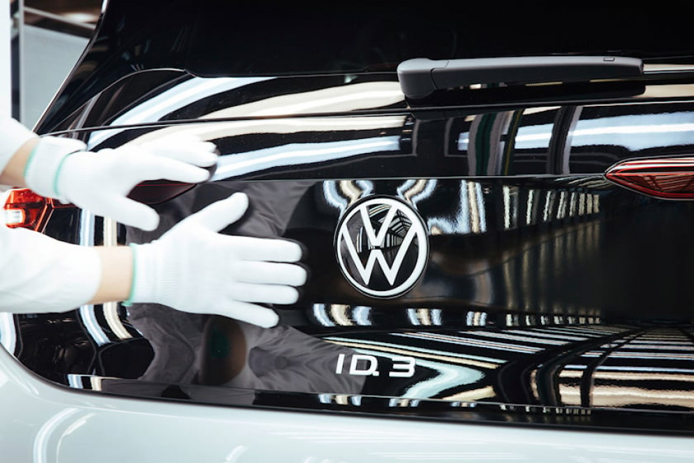 Забудьте о гордости! Volkswagen учится у Tesla