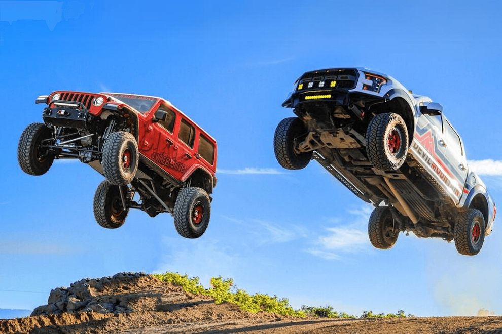 Ford F-150 Raptor и Jeep Wrangler Rubicon сошлись на эпичных трамплинах