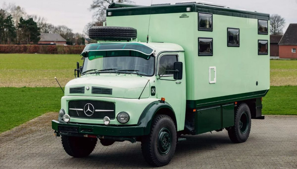 Mercedes-Benz 1974 года превратился в экспедиционный фургон