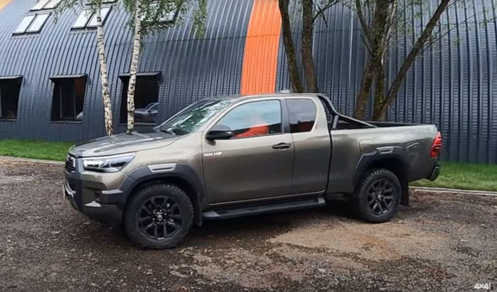 Редкая полуторка: Toyota Hilux на универсальных Nokian Outpost AT