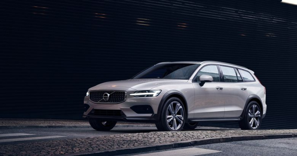 V60 Cross Country добрался до дилеров Volvo Cars