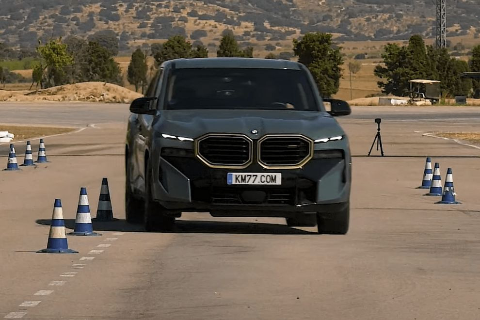 Тяжёлому BMW XM не легко даются лосиные тесты (видео) 