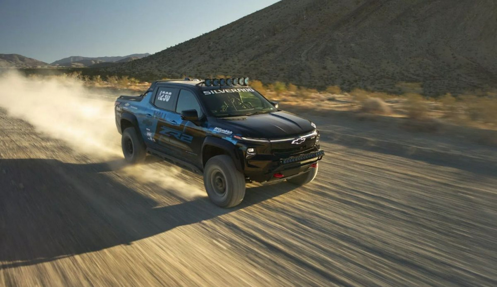 Chevrolet представил гоночный концепт Silverado EV ZR2 мощностью 1 100 л. с.
