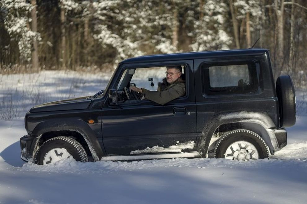 Архив: В Suzuki Jimny по снежной целине (видео)