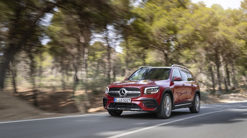 Компактный Mercedes-Benz GLB играет по-крупному
