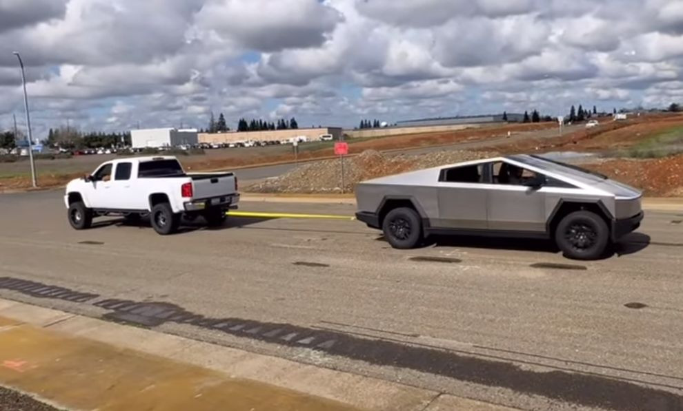 При «перетягивании каната» Chevrolet Silverado без труда утащил Cybertruck