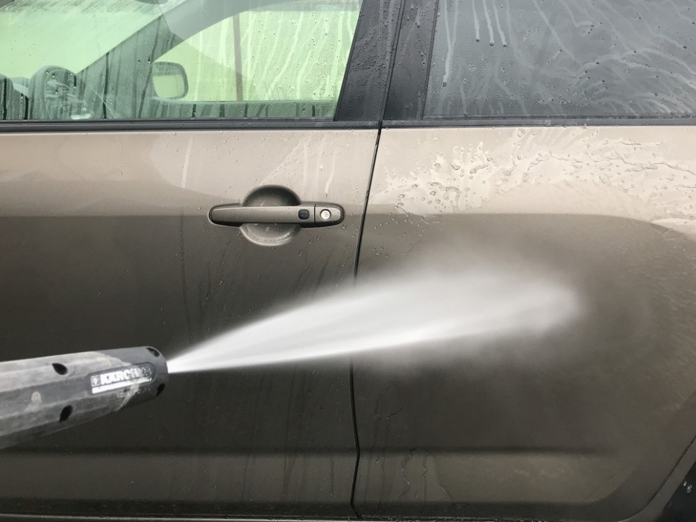 Защита для кузова: как правильно наносить воск и стоит ли делать это осенью