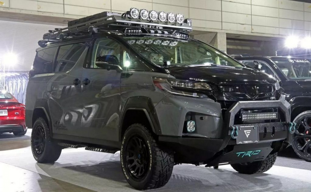 Toyota Alphard в погоне за идеалом: как роскошный минивэн стал похож на Land Cruiser