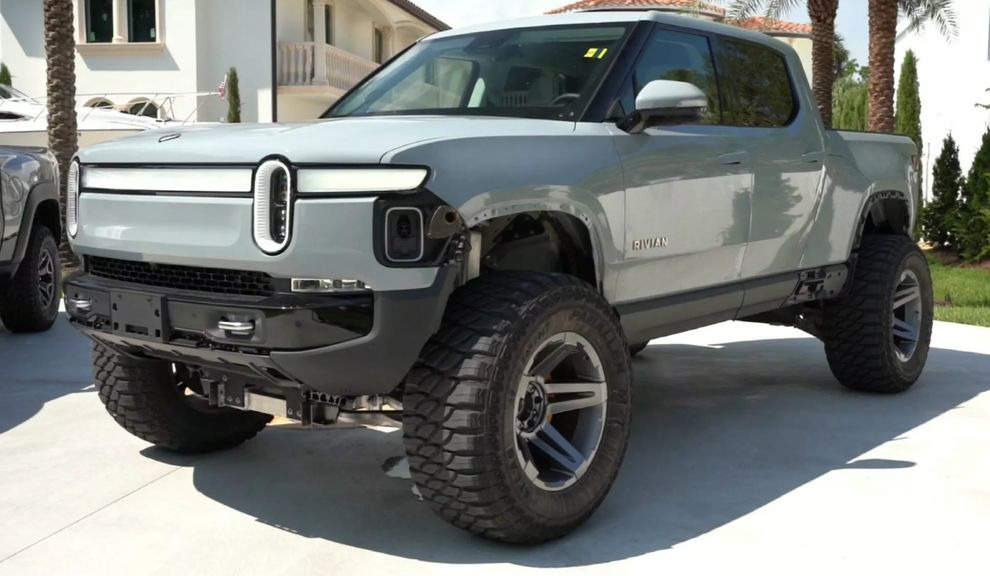 Rivian R1T с лифтом подвески и 38-дюймовыми шинами, сражается с RAM 1500 TRX