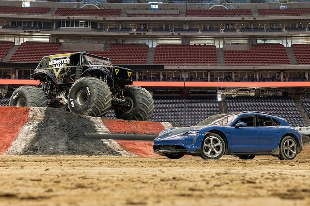 Посмотрите как Porsche Taycan Turbo S Cross Turismo соревнуется с Monster Jam