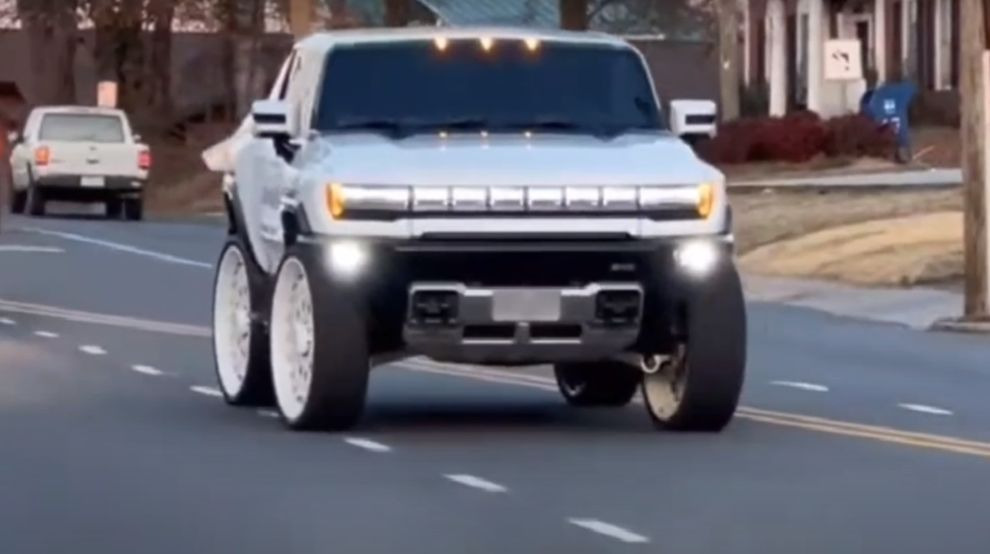 «Крабовый режим» на 30-дюймовых колёсах (видео)