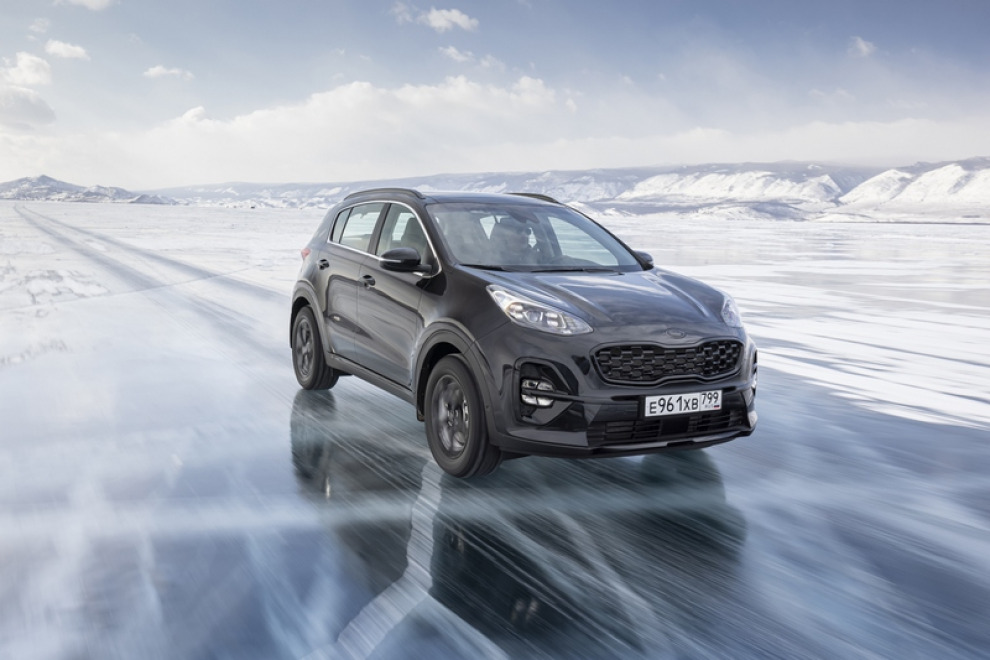 Цветовое разнообразие: тестируем KIA Sportage Black Edition на льду Байкала