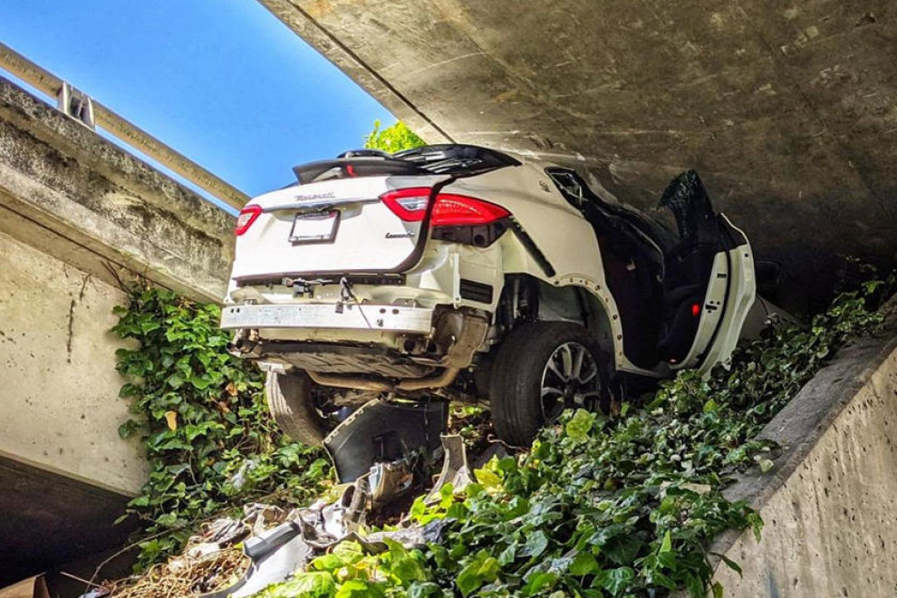 Настоящий внедорожник. Maserati Levante застрял под автострадой