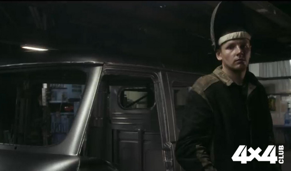 Чем заняты на конвейере УАЗа: читают газеты и отмечают праздники