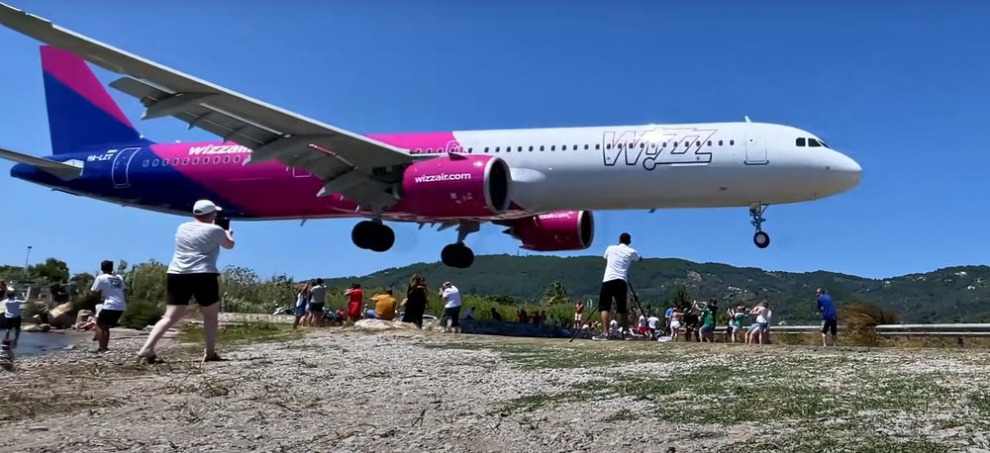 Этот Airbus A321 летит так низко над дорогой, что может снести крышу полноразмерному внедорожнику (видео)