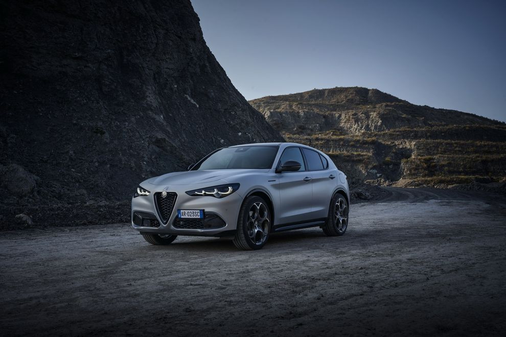 Ну и зачем вам BMW? Стильный кроссовер Alfa Romeo Stelvio выходит в версии Competizione