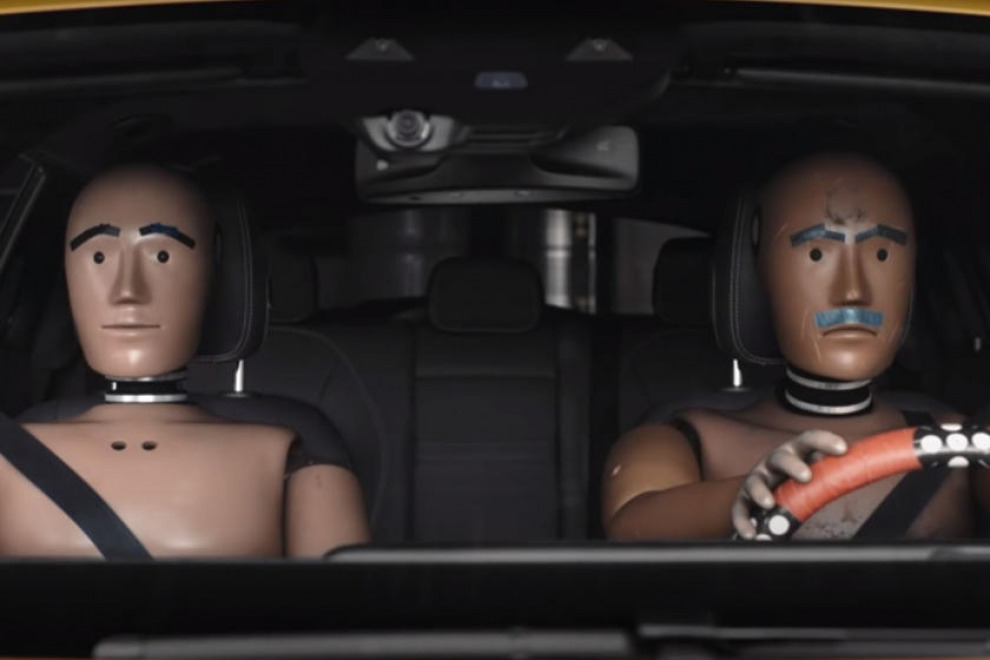 «Усы». Mercedes выпустил третью серию Crash Tales