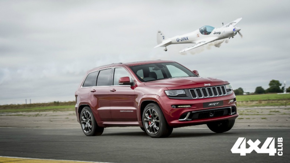 «Заряженный» Jeep Grand Cherokee сразился с самолетом на треке