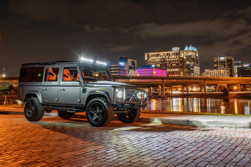 Land Rover Defender с интерьером Lamborghini и потолком Rolls-Royce