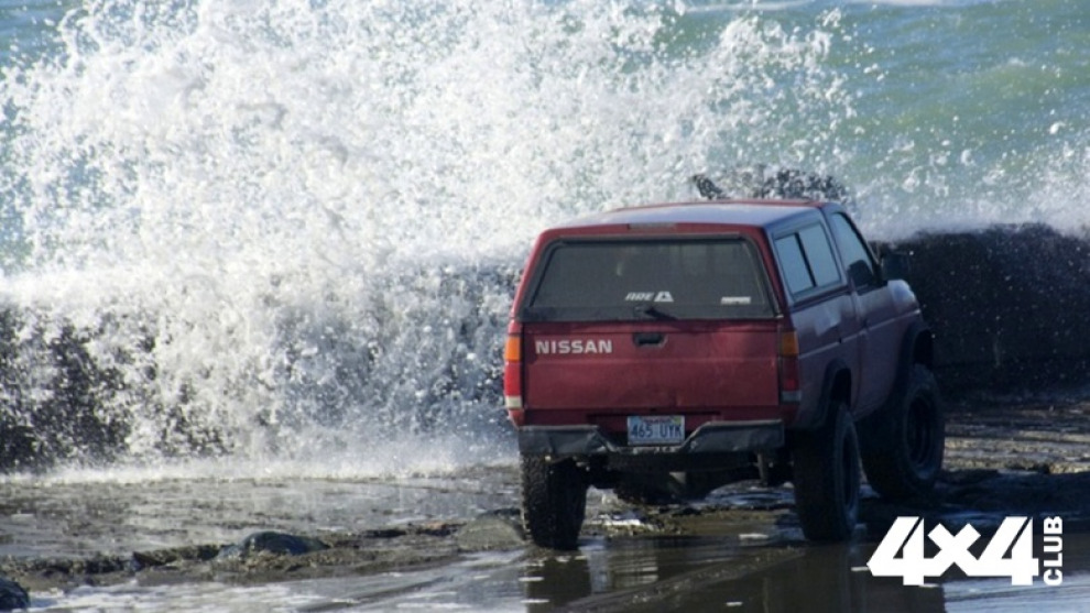 Американец на пикапе застрял в бушующем океане