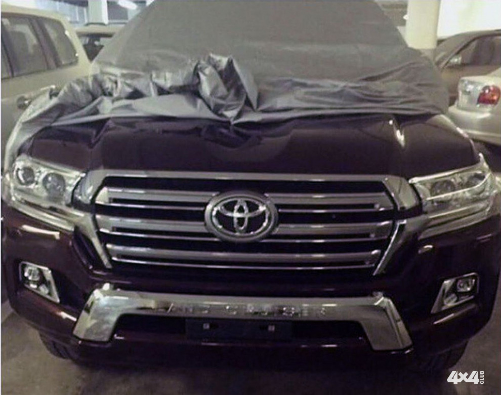 Порция новых шпионских фотографий Toyota Land Cruiser 200