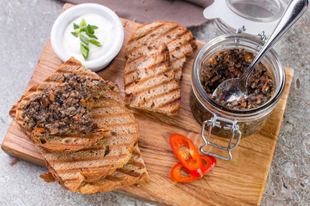 Изысканная кулинария путешественника: грибная икра с тостами