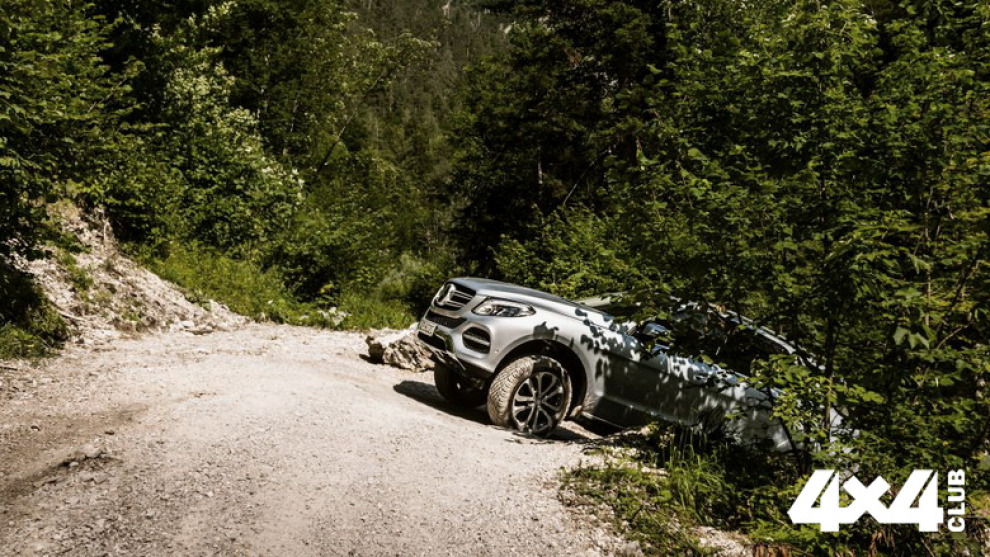 Новый Mercedes-Benz GLE научили выбираться из песка