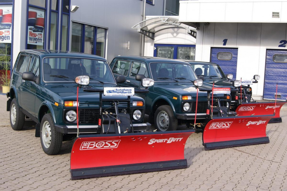 В Германии продают &quot;Ниву&quot; с ковшом. Дорого