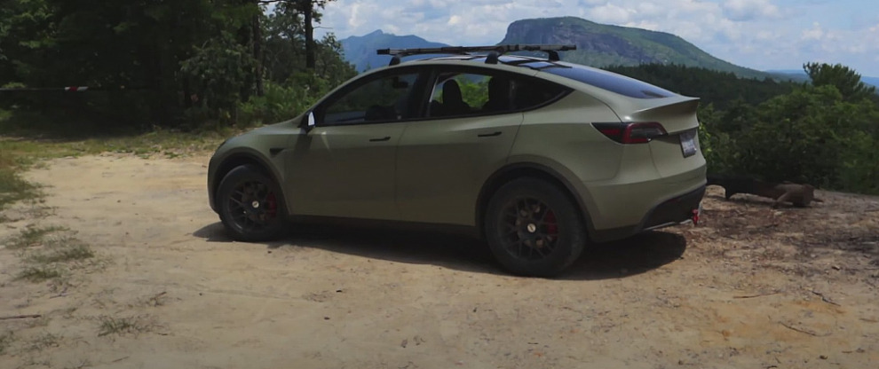 Электрический кроссовер Tesla подготовили для бездорожья