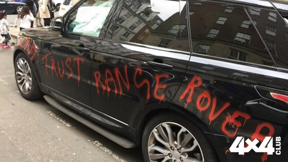 Британец бросил на улице разукрашенный Range Rover в знак протеста